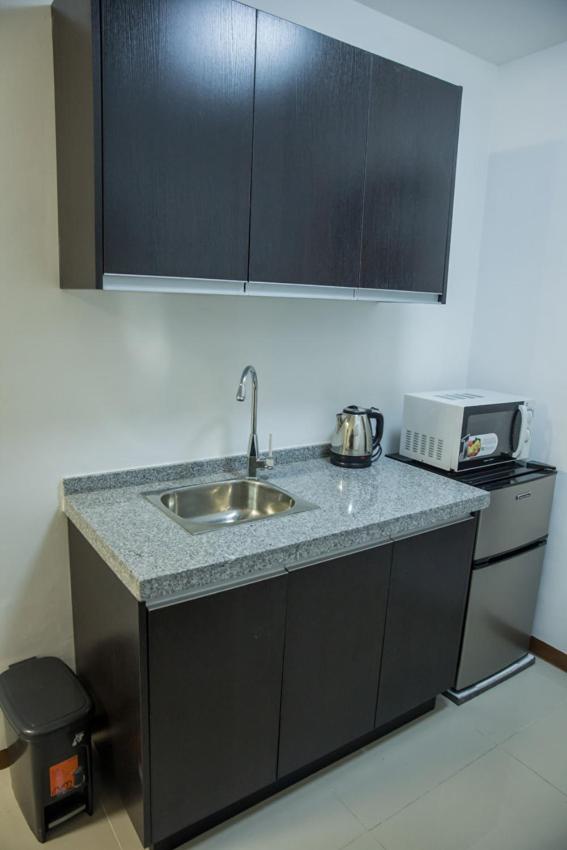Melbourne Suites Makati City Екстериор снимка