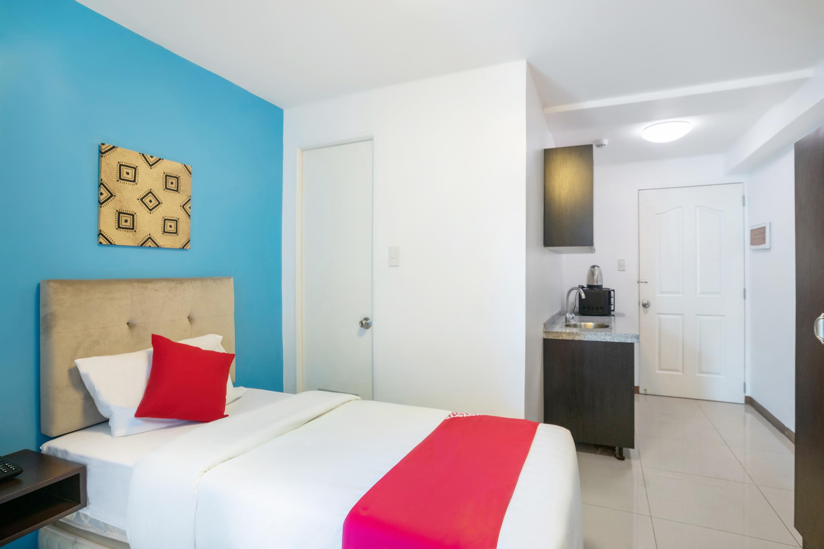 Melbourne Suites Makati City Екстериор снимка
